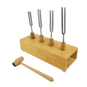 ส้อมเสียง 4 ชิ้น บนกล่องไม้ พร้อมไม้เคาะ